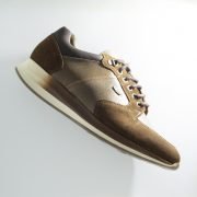 Deportivas impermeables de lujo color taupe. BAY Mallorca 2021. Fondo blanco.