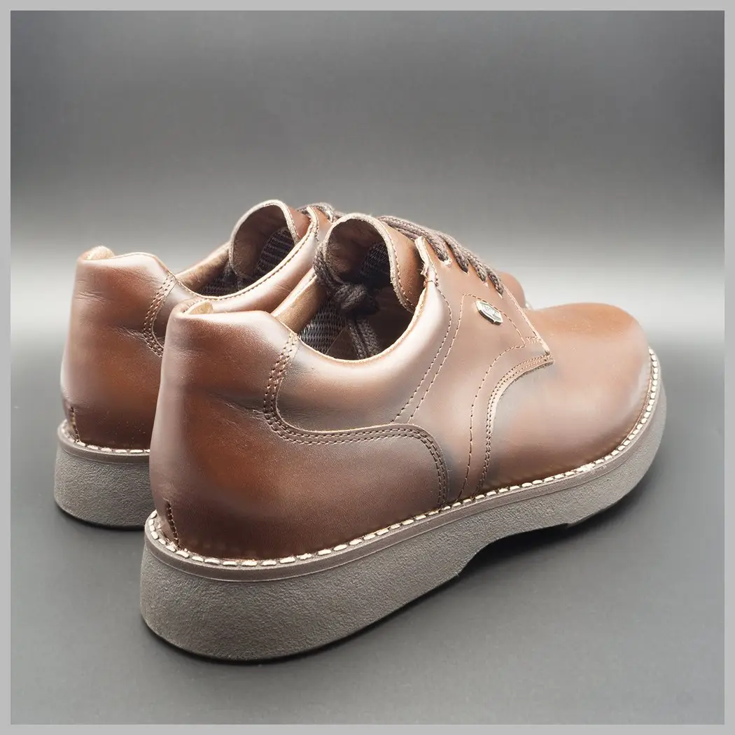 Blucher marrón, piel napa, vista de talones.