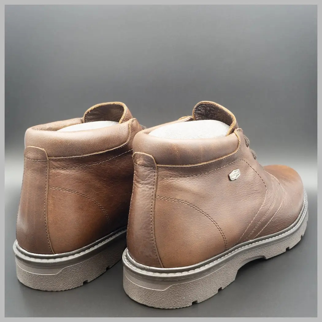 Botín waterproof de lujo. Botín impermeable de cuero marrón. 2020. Vista talones del par.