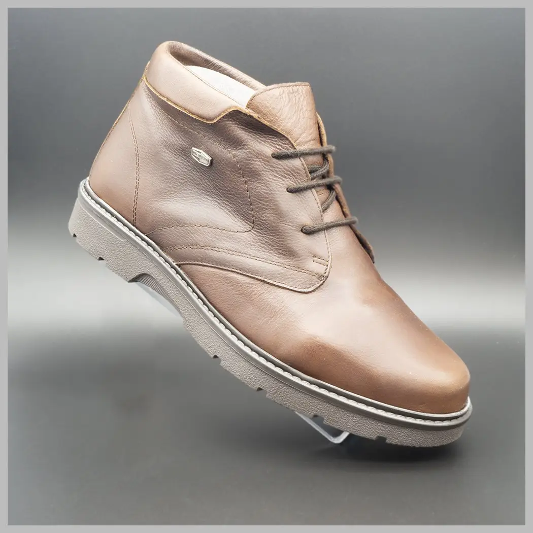 Botín waterproof de lujo. Botín impermeable de cuero marrón. 2020.