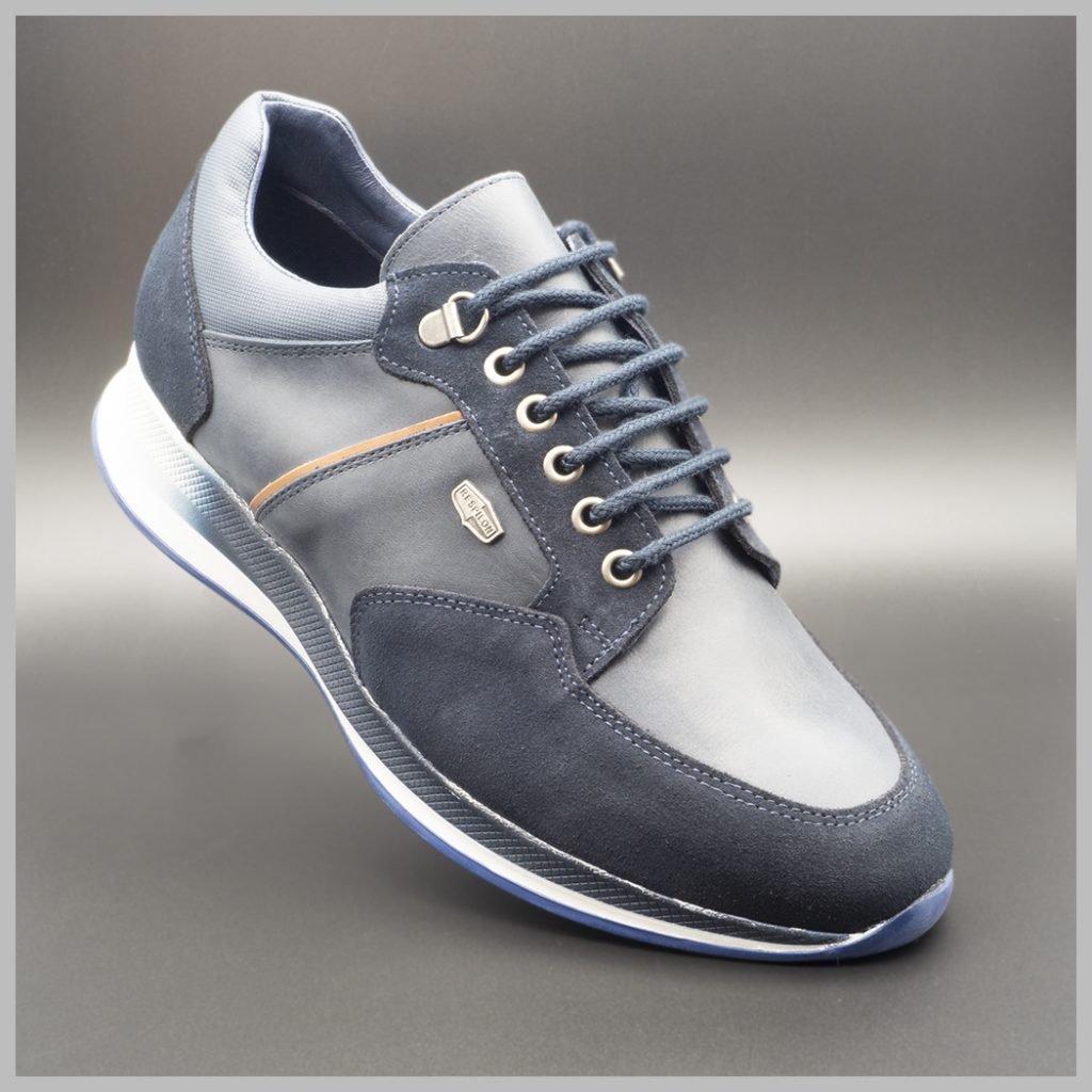 Zapatillas deportivas impermeables de lujo color azul. BAY Mallorca 2021