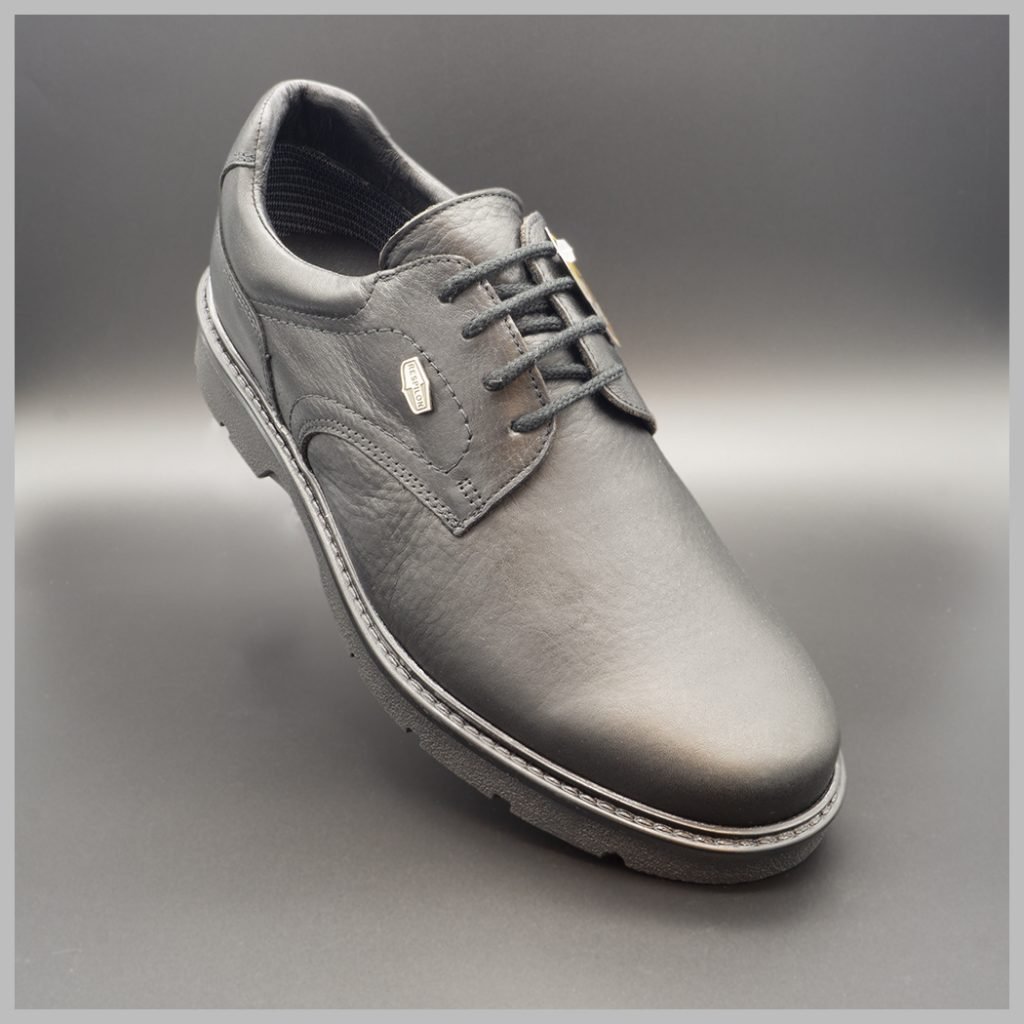 Derby impermeables casual de cuero negro. Zapatos tecnológicos de lujo. BAY Mallorca 2020.