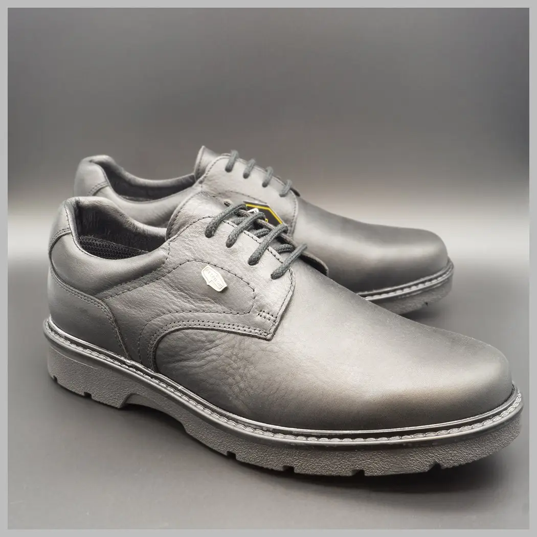 Derby impermeables casual de cuero negro. Zapatos tecnológicos de lujo. BAY Mallorca 2020. Vista de perfil par.